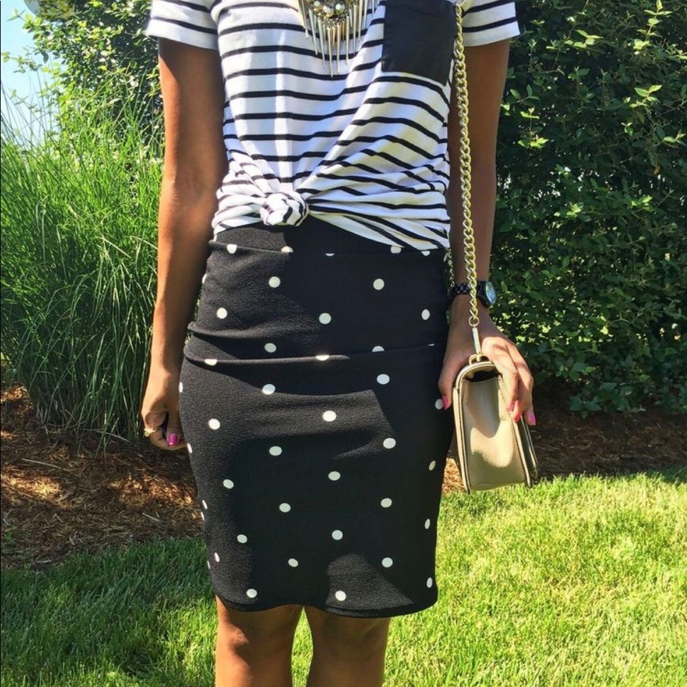 💼🌸🐝LulaRoe Feather Print Cassie Pencil Skirt💕 - Picture 4 of 10